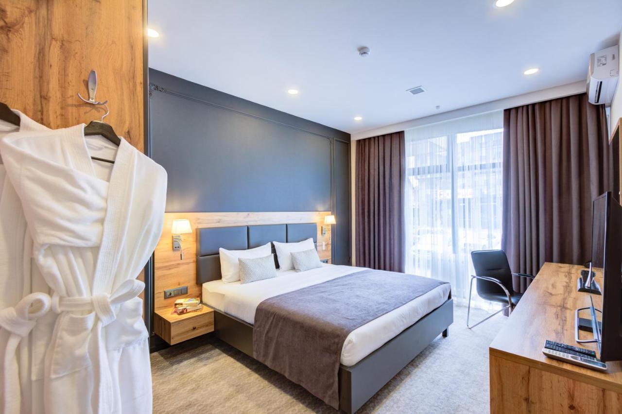 Aurum Hotel Bisjkek Buitenkant foto